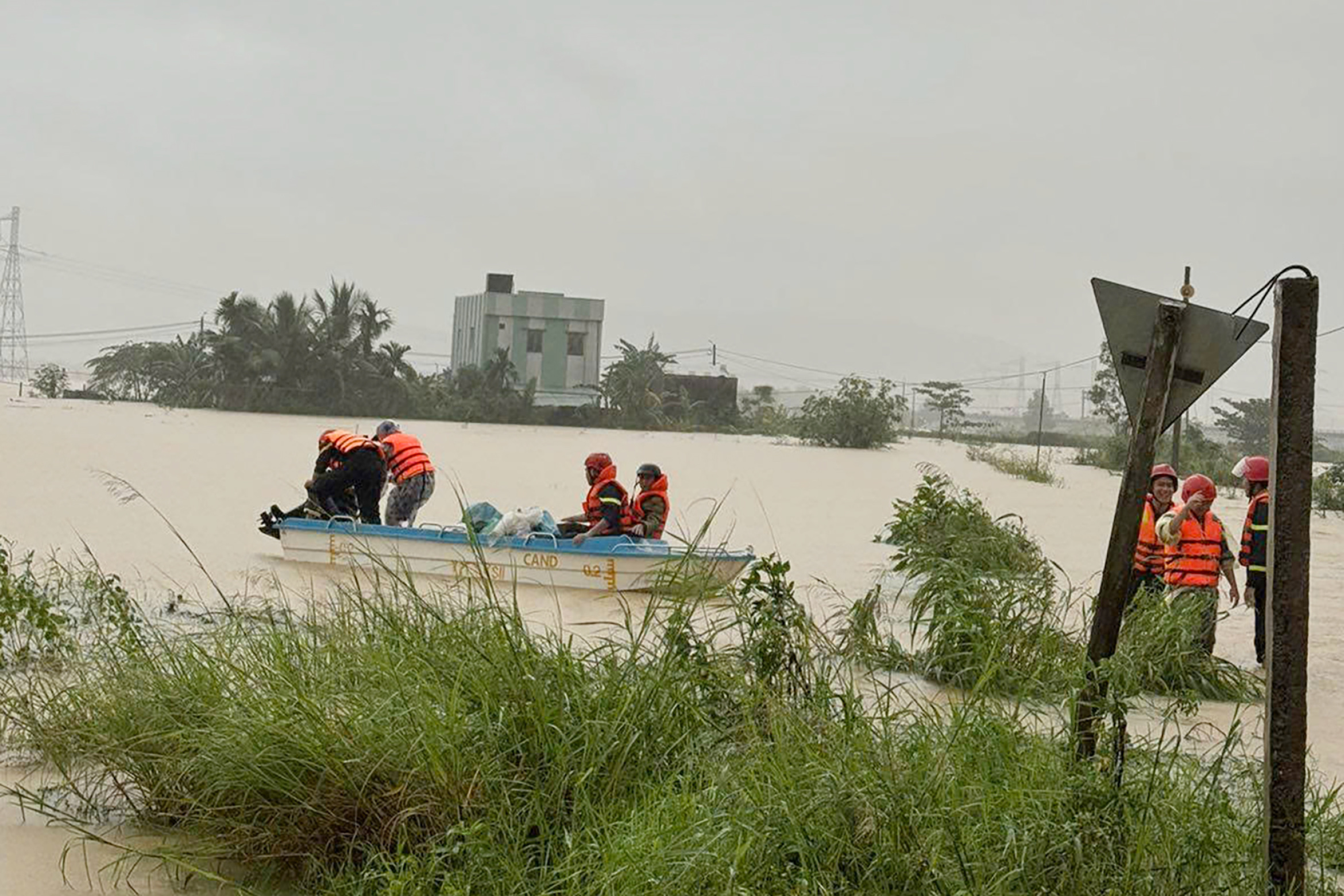 电信运营商在洪水中穿越急流“拯救信号”